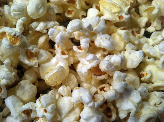 1600px-Popcorn_up_close_salted_and_air_popped.jpg